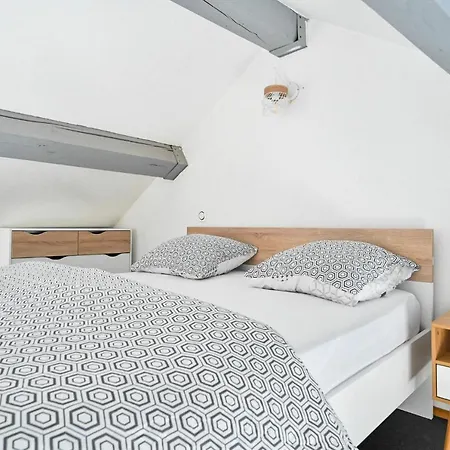 Jolie Climatise Apartment *